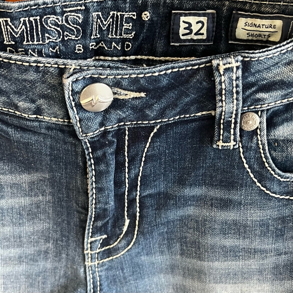 MISS ME DENIM BRAND: Distressed Signature Shorts - Picture 7 of 9